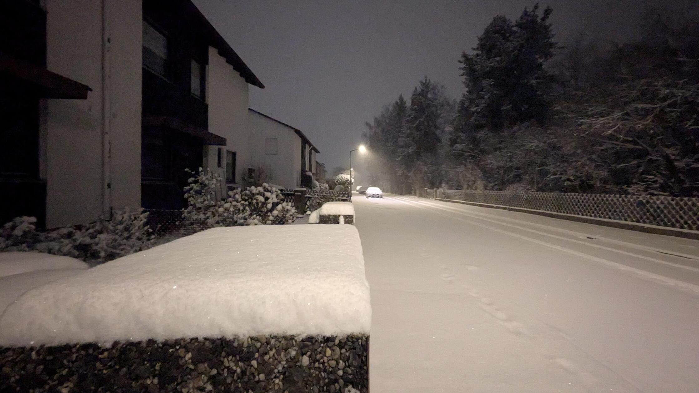 Schöne Motive und reichlich Arbeit auf den Straßen: Viel Neuschnee ist in den Abendstunden in Fürth gefallen.