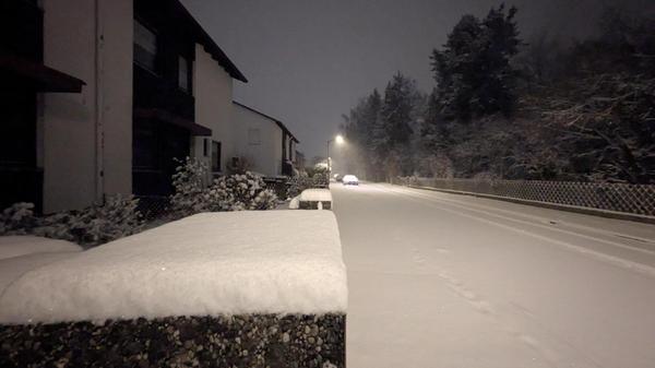Schöne Motive und reichlich Arbeit auf den Straßen: Viel Neuschnee ist in den Abendstunden in Fürth gefallen.