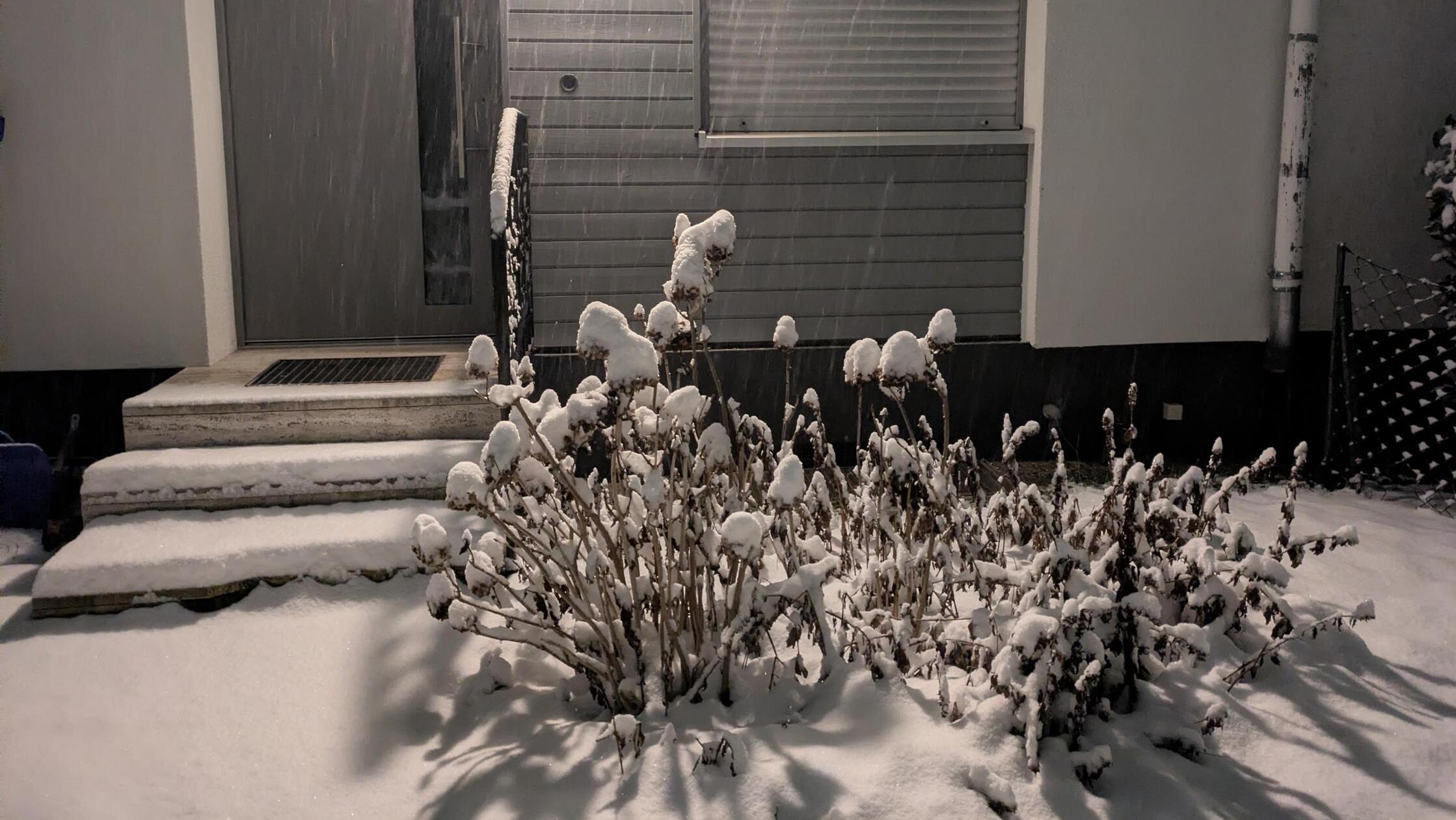 Schöne Motive und reichlich Arbeit auf den Straßen: Viel Neuschnee ist in den Abendstunden in Fürth gefallen.