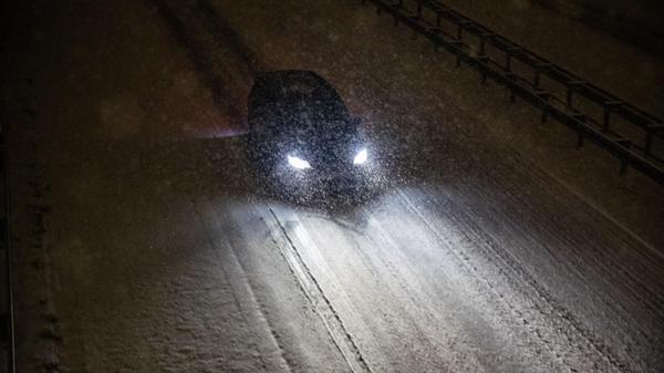 Schöne Motive und reichlich Arbeit auf den Straßen: Viel Neuschnee ist in den Abendstunden in Fürth gefallen.