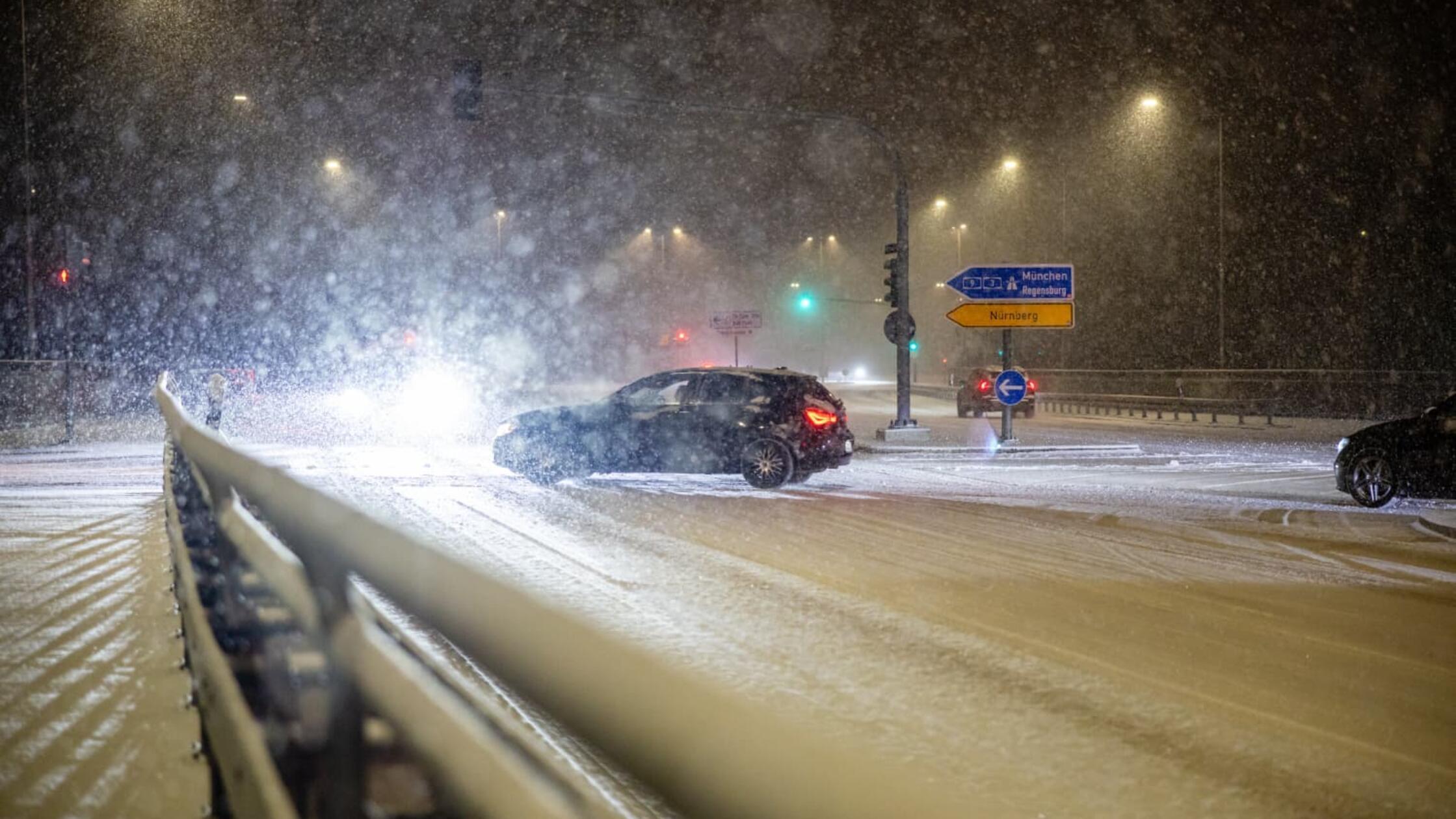 Schöne Motive und reichlich Arbeit auf den Straßen: Viel Neuschnee ist in den Abendstunden in Fürth gefallen.