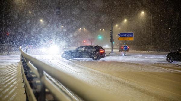 Schöne Motive und reichlich Arbeit auf den Straßen: Viel Neuschnee ist in den Abendstunden in Fürth gefallen.