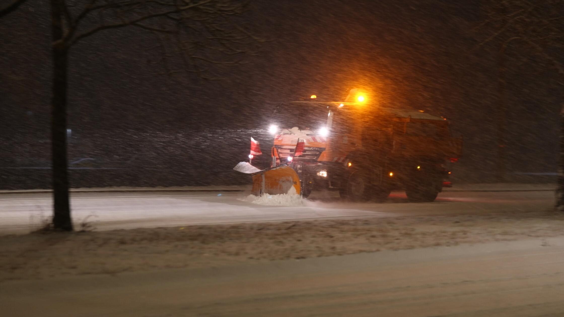 Schöne Motive und reichlich Arbeit auf den Straßen: Viel Neuschnee ist in den Abendstunden in Fürth gefallen.