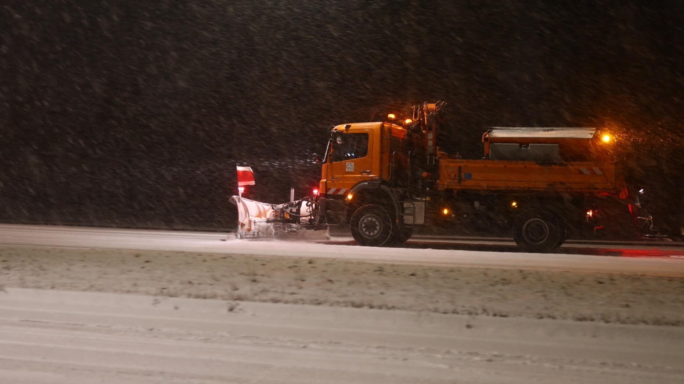 Schöne Motive und reichlich Arbeit auf den Straßen: Viel Neuschnee ist in den Abendstunden in Fürth gefallen.