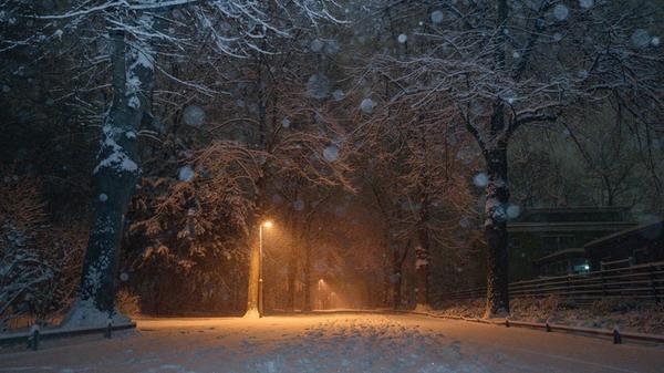 Schöne Motive und reichlich Arbeit auf den Straßen: Viel Neuschnee ist in den Abendstunden in Fürth gefallen.