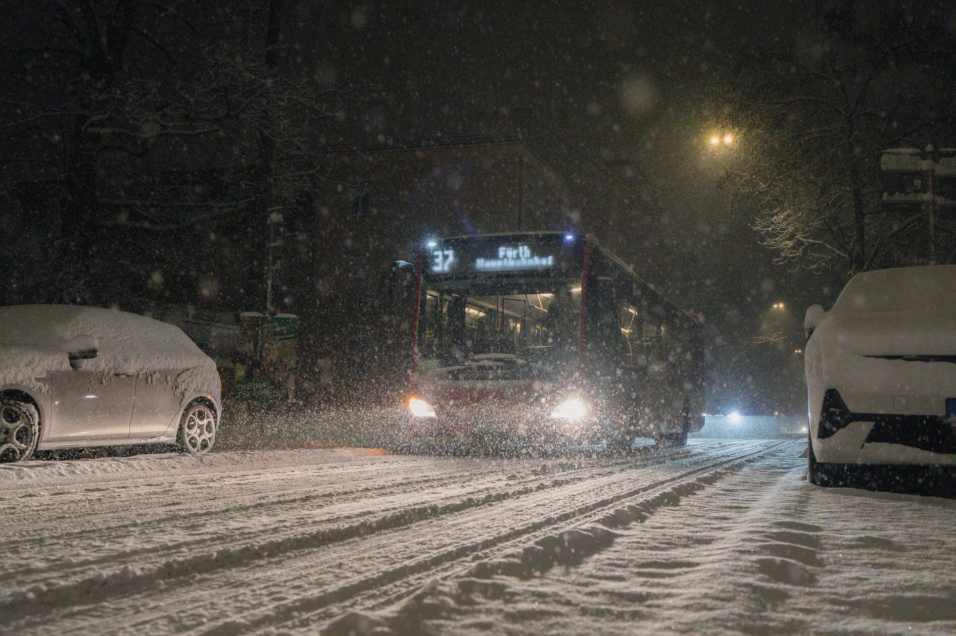 Schöne Motive und reichlich Arbeit auf den Straßen: Viel Neuschnee ist in den Abendstunden in Fürth gefallen.