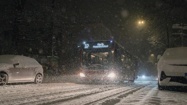 Schöne Motive und reichlich Arbeit auf den Straßen: Viel Neuschnee ist in den Abendstunden in Fürth gefallen.