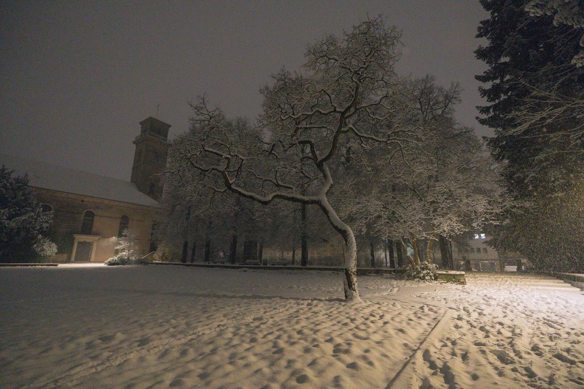 Schöne Motive und reichlich Arbeit auf den Straßen: Viel Neuschnee ist in den Abendstunden in Fürth gefallen.