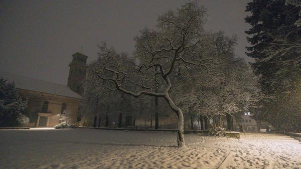 Schöne Motive und reichlich Arbeit auf den Straßen: Viel Neuschnee ist in den Abendstunden in Fürth gefallen.