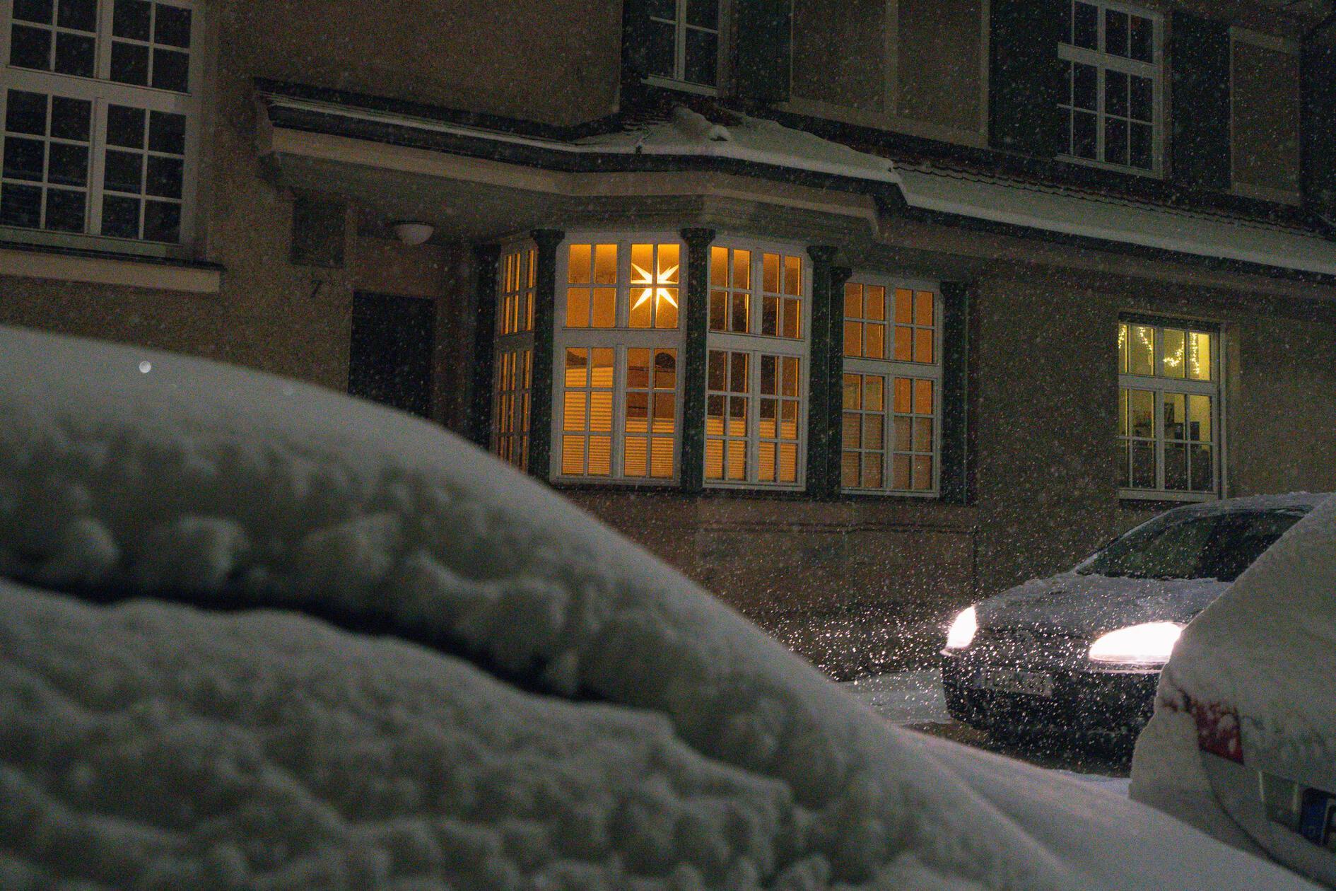 Schöne Motive und reichlich Arbeit auf den Straßen: Viel Neuschnee ist in den Abendstunden in Fürth gefallen.