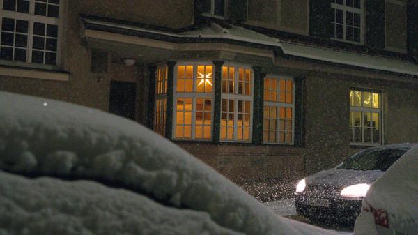 Schöne Motive und reichlich Arbeit auf den Straßen: Viel Neuschnee ist in den Abendstunden in Fürth gefallen.