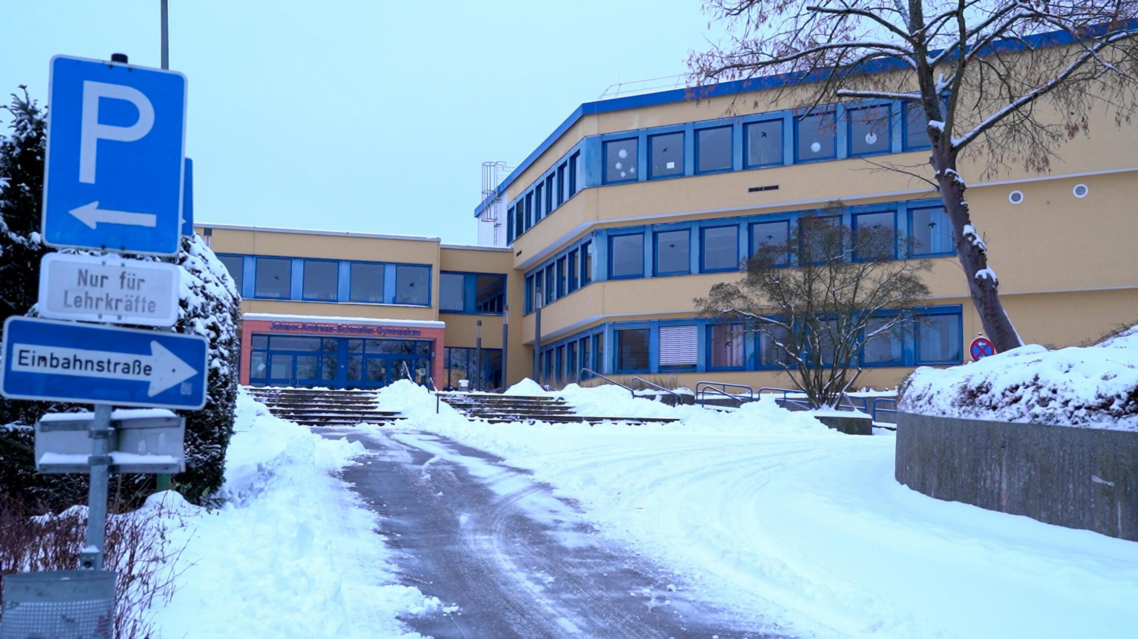 Schnee, Eis und glatte Straßen haben in weiten Tei