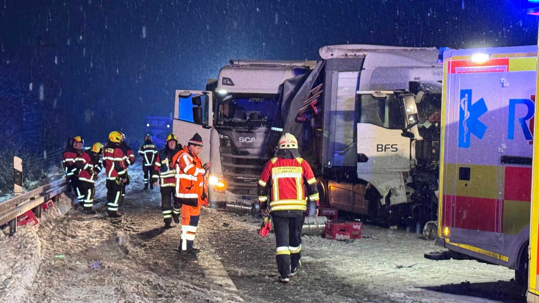 Bei einem Unfall mit zwei Lastwagen ist in der Nac