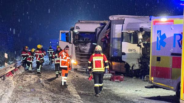 Bei einem Unfall mit zwei Lastwagen ist in der Nac