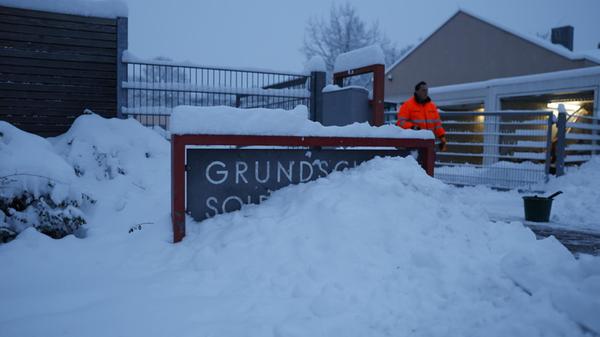 Im Zuge des anhaltenden starken Schneefalls am Mon