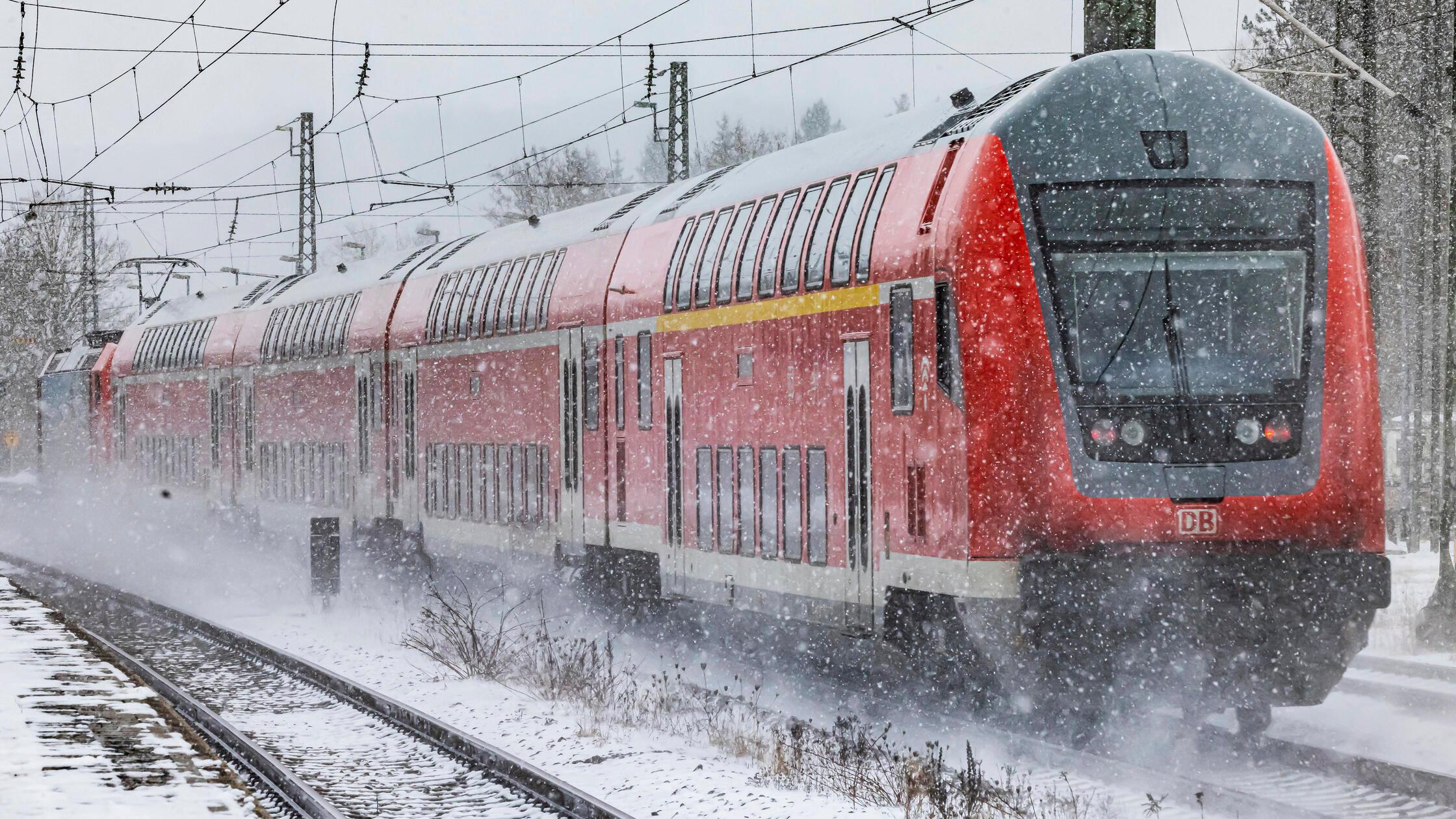 Massive-Schneef-lle-Zugverkehr-zwischen-Roth-und-Hilpoltstein-wieder-aufgenommen