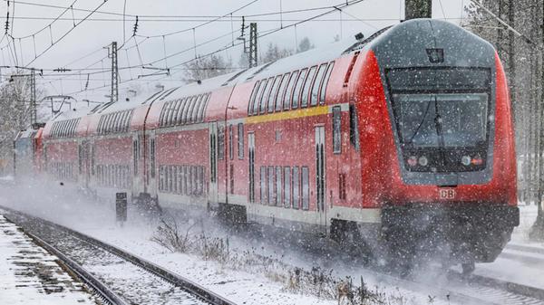 RegionalExpress RE bei Schneefall bei der Durchfah