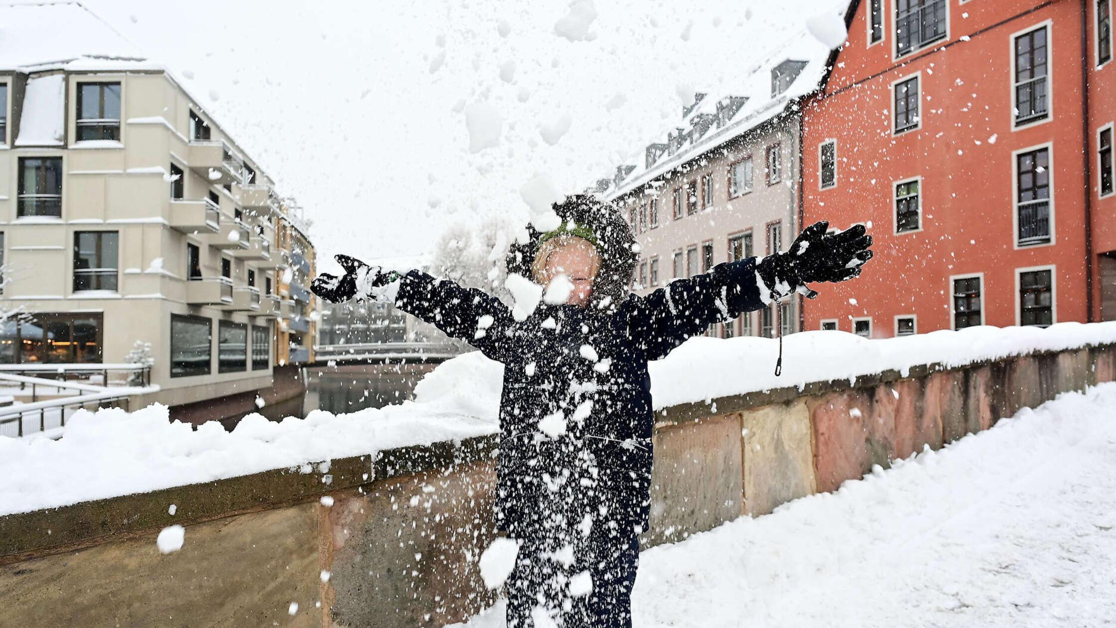 Anschließend sollte man riesige Schneebälle unbedingt auf sich selbst herabregnen lassen.
