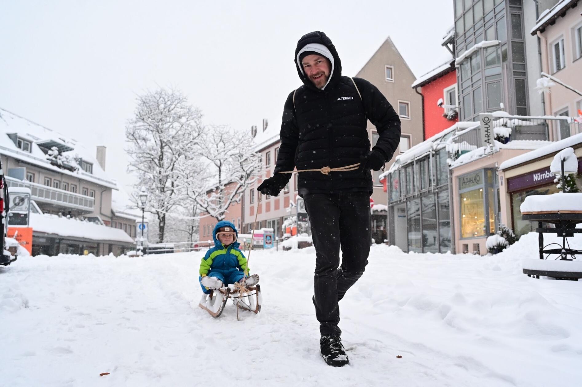Selbst wenn's für manche Schneeschippen und Pakete schleppen bedeutet: Der Wintereinbruch hat am Montag auch seine schönen Seiten in Nürnberg gezeigt.