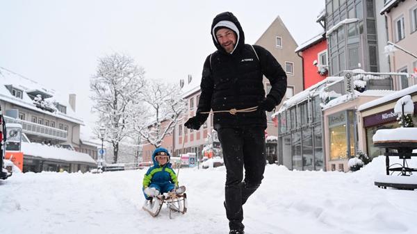 Selbst wenn's für manche Schneeschippen und Pakete schleppen bedeutet: Der Wintereinbruch hat am Montag auch seine schönen Seiten in Nürnberg gezeigt.