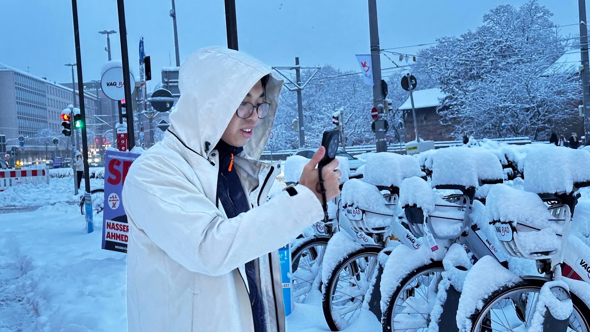 Selbst wenn's für manche Schneeschippen und Pakete schleppen bedeutet: Der Wintereinbruch hat am Montag auch seine schönen Seiten in Nürnberg gezeigt.