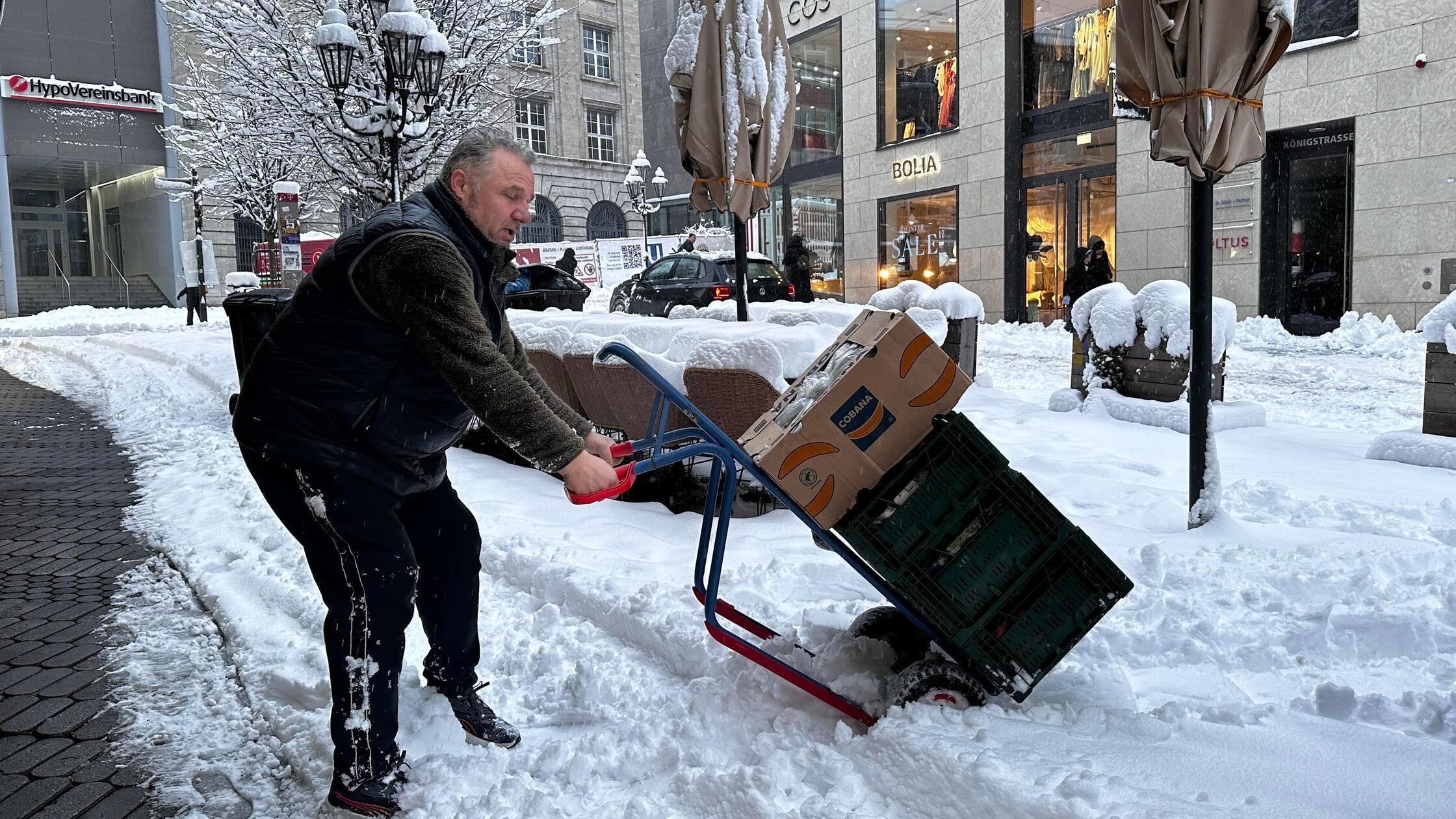 Selbst wenn's für manche Schneeschippen und Pakete schleppen bedeutet: Der Wintereinbruch hat am Montag auch seine schönen Seiten in Nürnberg gezeigt.