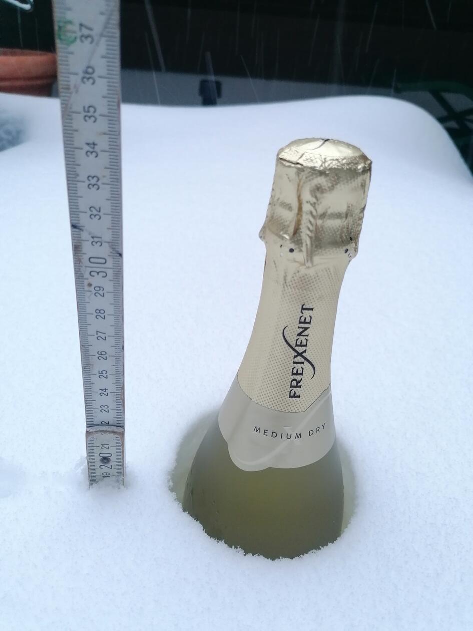 Zwanzig Zentimeter Neuschnee hat unsere Leserin Rosi Lempe am Montagmorgen in Moggast gemessen.