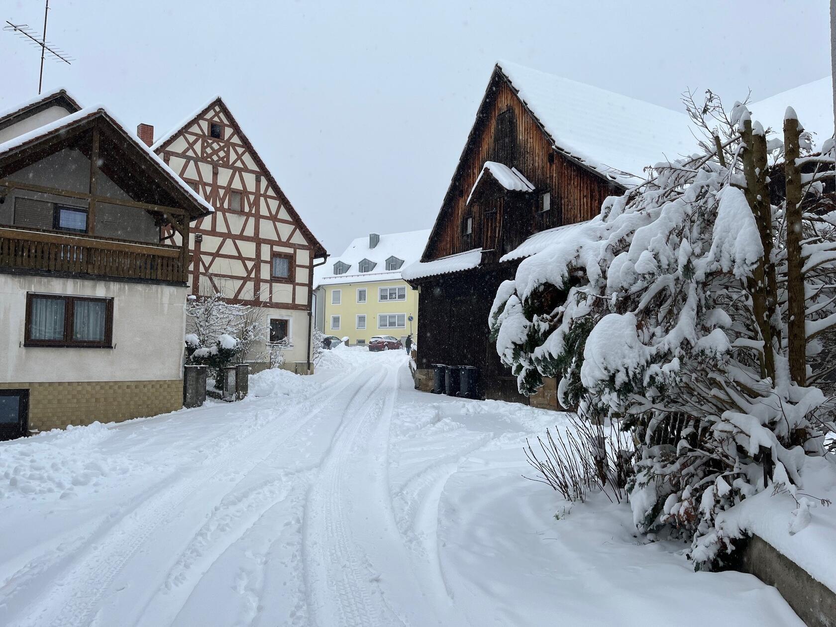 Das Räumfahrzeug hat es am Montagmorgen noch nicht nach Weilersbach geschafft. Eine dicke Schneeschicht bedeckt die Straßen.