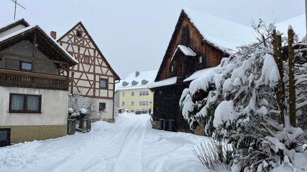 Das Räumfahrzeug hat es am Montagmorgen noch nicht nach Weilersbach geschafft. Eine dicke Schneeschicht bedeckt die Straßen.