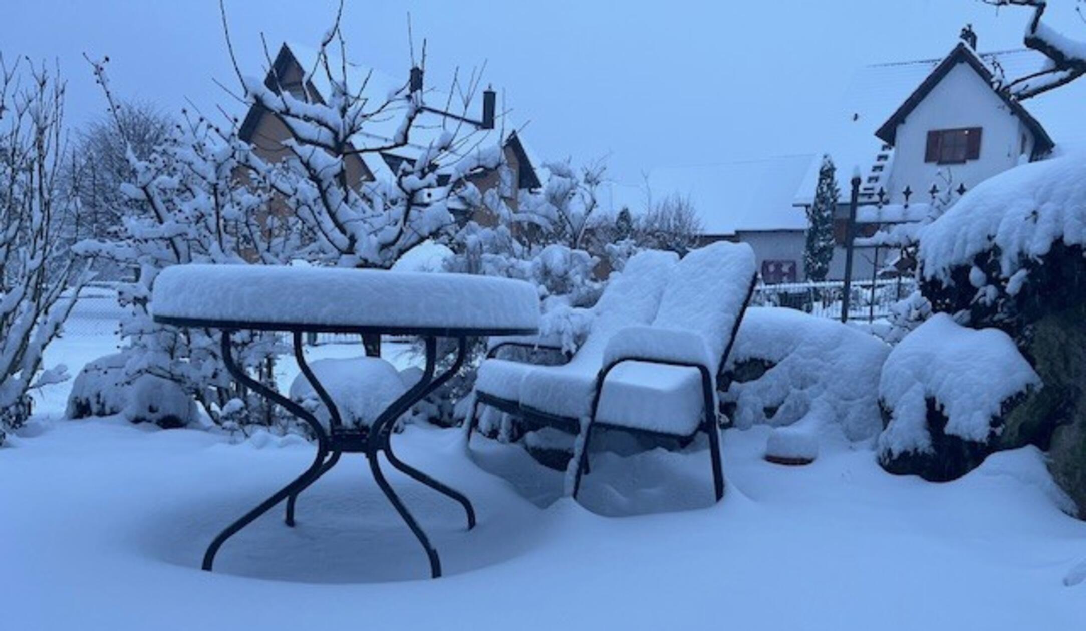 Leser Helmut Krämer hat eine dicke Schneeschicht auf seinen Gartenmöbeln in Heiligenstadt fotografiert.