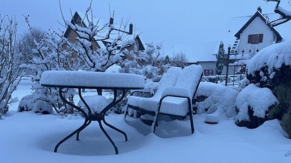 Leser Helmut Krämer hat eine dicke Schneeschicht auf seinen Gartenmöbeln in Heiligenstadt fotografiert.