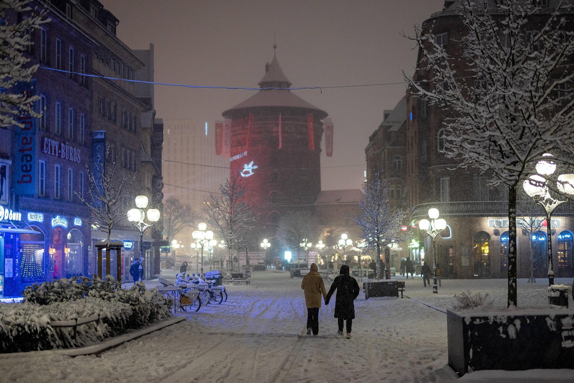 Über Nacht hat der starke Schneefall Franken in ein winterliches Postkartenmotiv verwandelt - doch der schöne Anblick hatte auch seine Tücken.