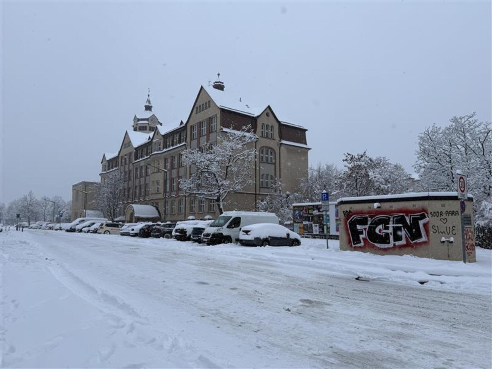 Die meisten Lichter sind in der Scharrerschule am Montagmorgen aus geblieben. Wie in weiten Teilen Frankens entfällt auch in Nürnberg der Präsenzunterricht an Schulen am Montag.