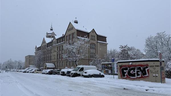 Die meisten Lichter sind in der Scharrerschule am Montagmorgen aus geblieben. Wie in weiten Teilen Frankens entfällt auch in Nürnberg der Präsenzunterricht an Schulen am Montag.