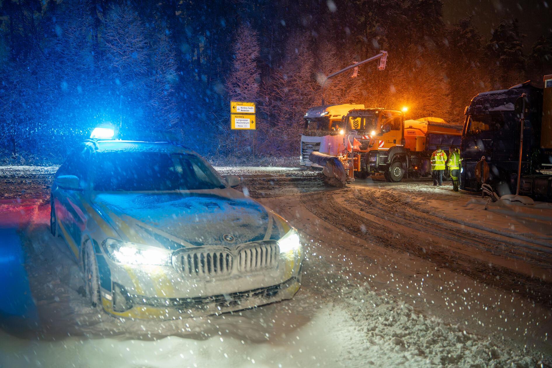 Der Winter hat Nürnberg fest im Griff. Neuschnee und eisglatte Straßen sorgten für massive Verkehrsprobleme.