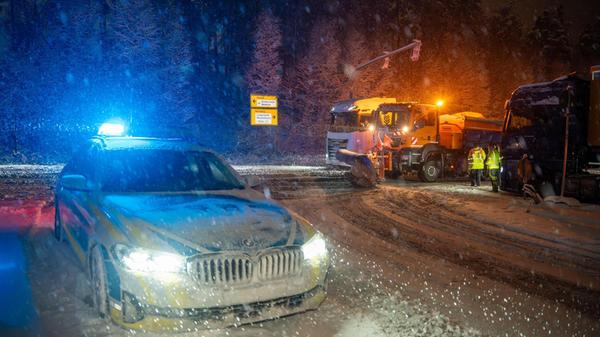 Der Winter hat Nürnberg fest im Griff. Neuschnee und eisglatte Straßen sorgten für massive Verkehrsprobleme.