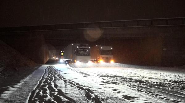 Mehrere LKW-Fahrer versuchten trotzdem, die Anhöhe zur Autobahn zu erklimmen - vergeblich.