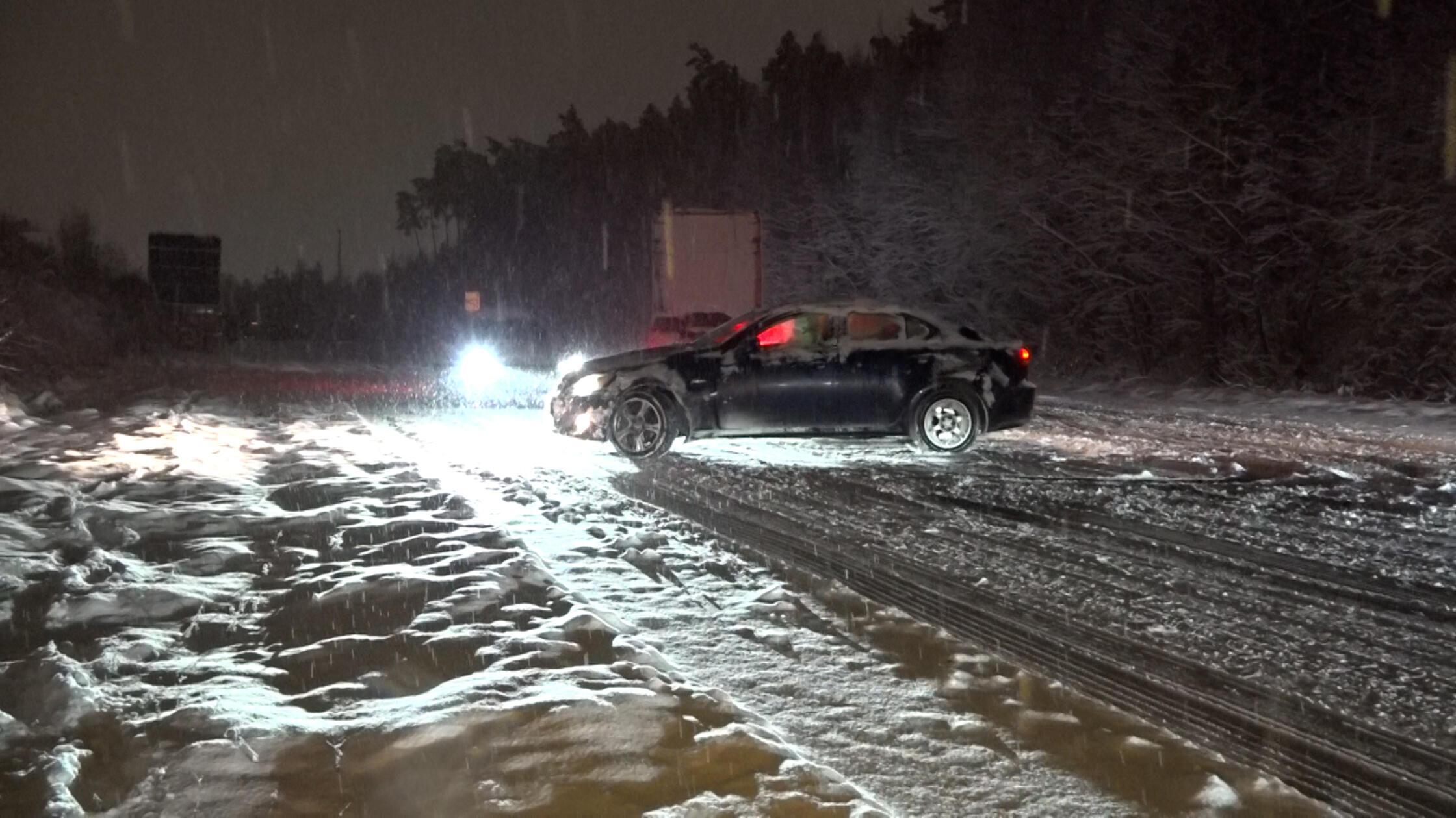 Reifen drehen durch, Fahrzeuge rutschen zurück, teilweise quer über die Fahrbahn.