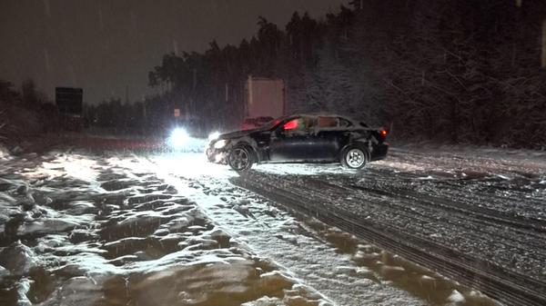 Reifen drehen durch, Fahrzeuge rutschen zurück, teilweise quer über die Fahrbahn.