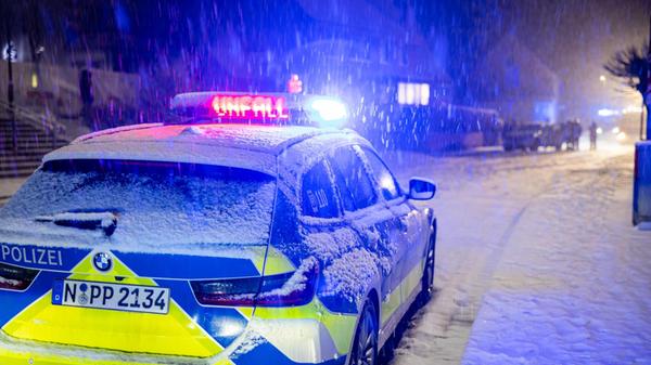 Nach Angaben der Polizei Mittelfranken kam es bis Montagmorgen gegen 7 Uhr zu rund 85 Unfällen in Mittelfranken, überwiegend mit Blechschäden.