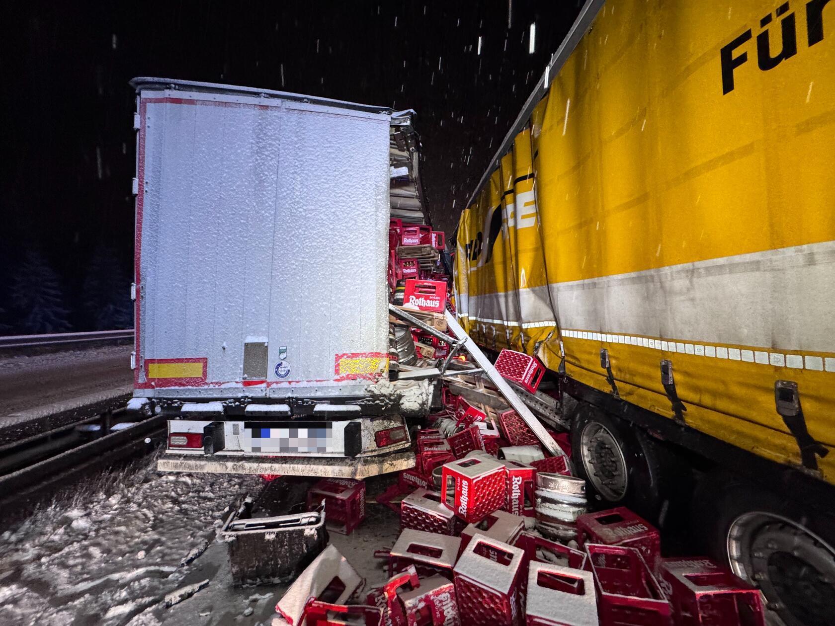 Auf der A72 bei Hof kollidierten zwei Lastwagen.
