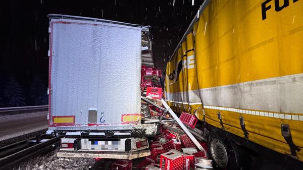 Auf der A72 bei Hof kollidierten zwei Lastwagen.