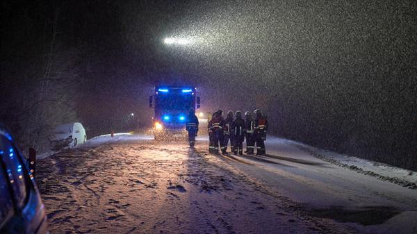 Auch im Landkreis Amberg-Sulzbach waren Polizei und Feuerwehr aufgrund des Schneefalls im Einsatz.