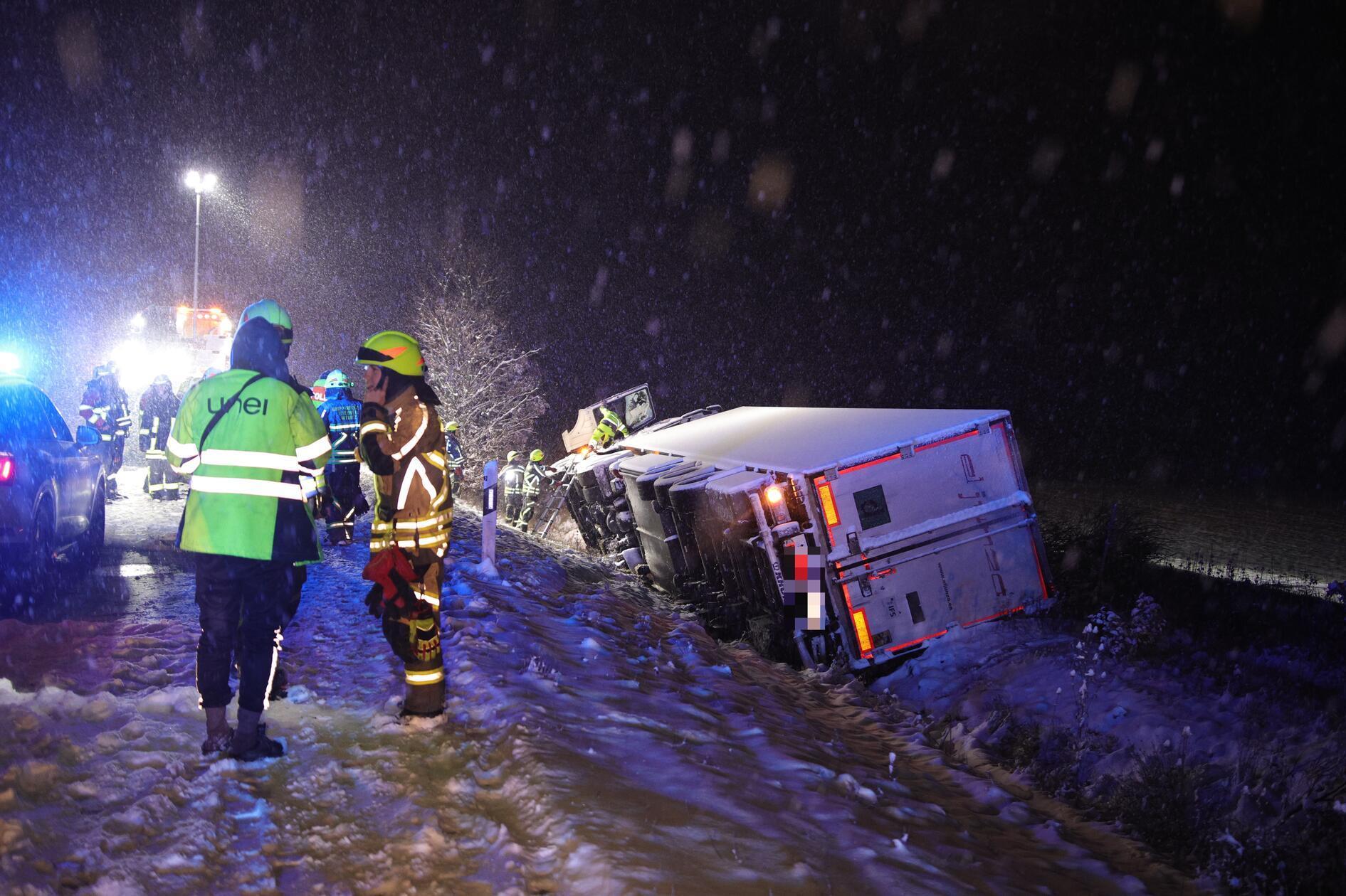 Bergungsarbeiten auf der A6 in Fahrtrichtung Nürnberg.