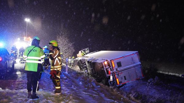 Bergungsarbeiten auf der A6 in Fahrtrichtung Nürnberg.