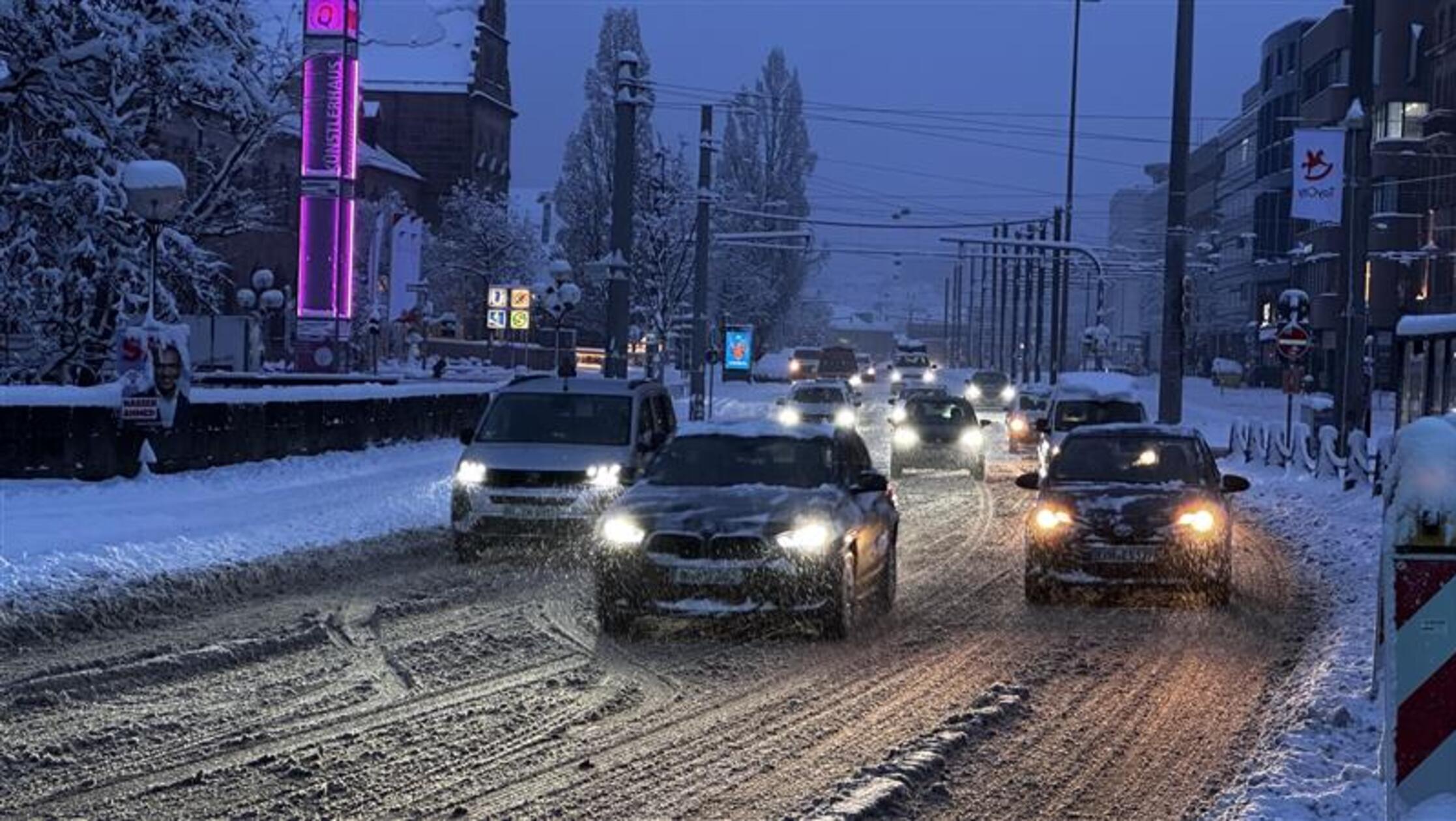 Auch Autofahrerinnen und Autofahrer hatten am Montagmorgen in Nürnberg mit den Bedingungen zu kämpfen.