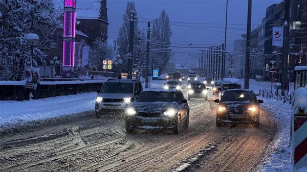 Auch Autofahrerinnen und Autofahrer hatten am Montagmorgen in Nürnberg mit den Bedingungen zu kämpfen.