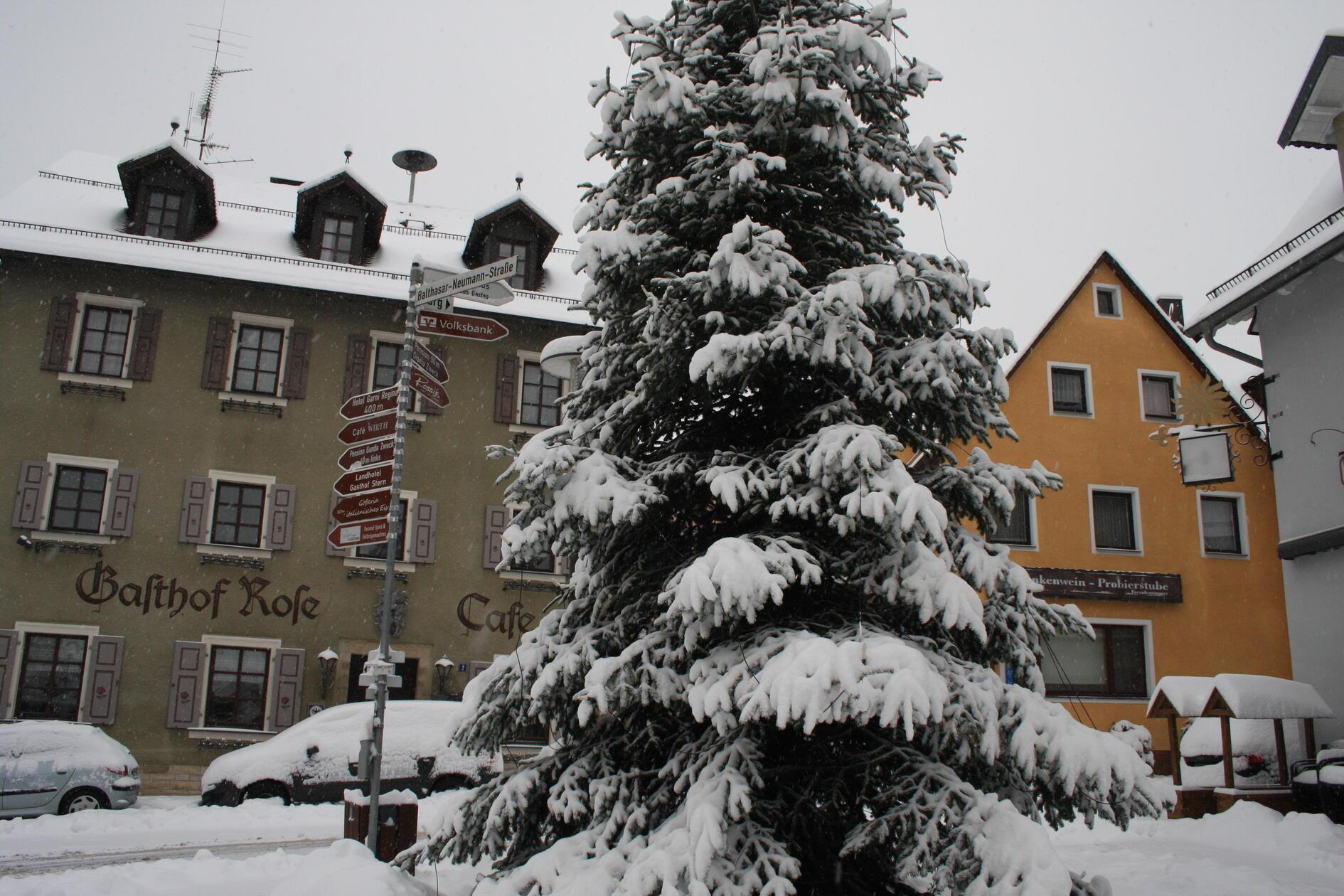 Unser Mitarbeiter Thomas Weichert hat den Schnee-Montag in Gößweinstein mit der Kamera festgehalten.