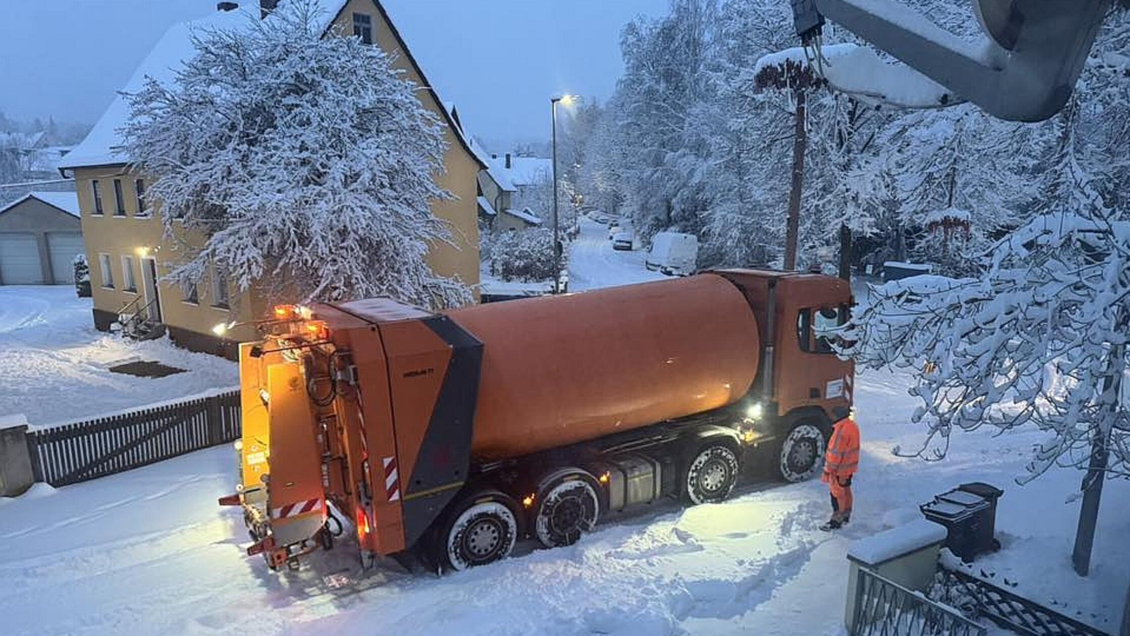 Kein leichter Job: Trotz Schneeketten hat sich dieses Müllfahrzeug in Unterreichenbach im Schnee festgefahren.