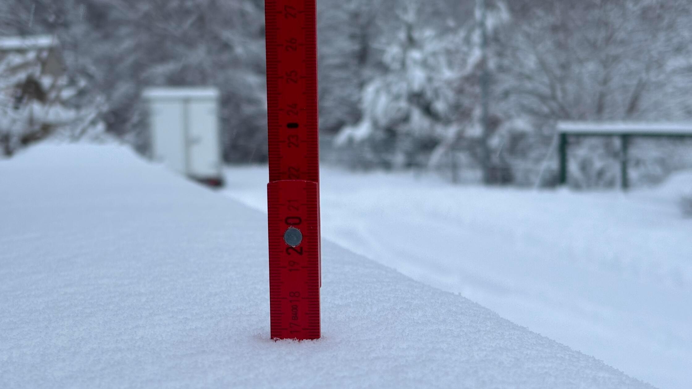 Der Meterstab lügt nicht: Knapp 18 Zentimeter waren es zwischen Sonntagabend und dem frühen Montagmorgen.
